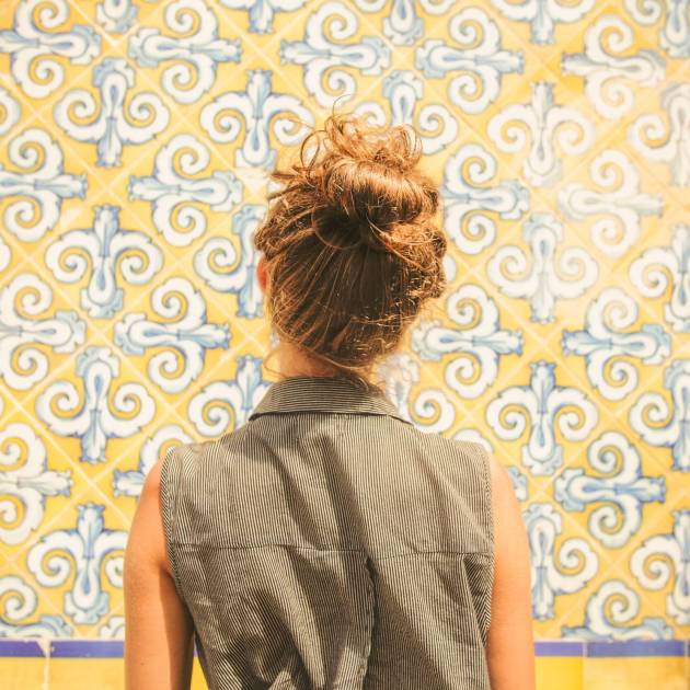 5403873-woman-back-travel-yellow-blue-wall-pattern-golden-tiles-bun-blonde-person-unsplash-vsco-fujifilm-xt10-symmetry-valencium-girl-free-stock-photos